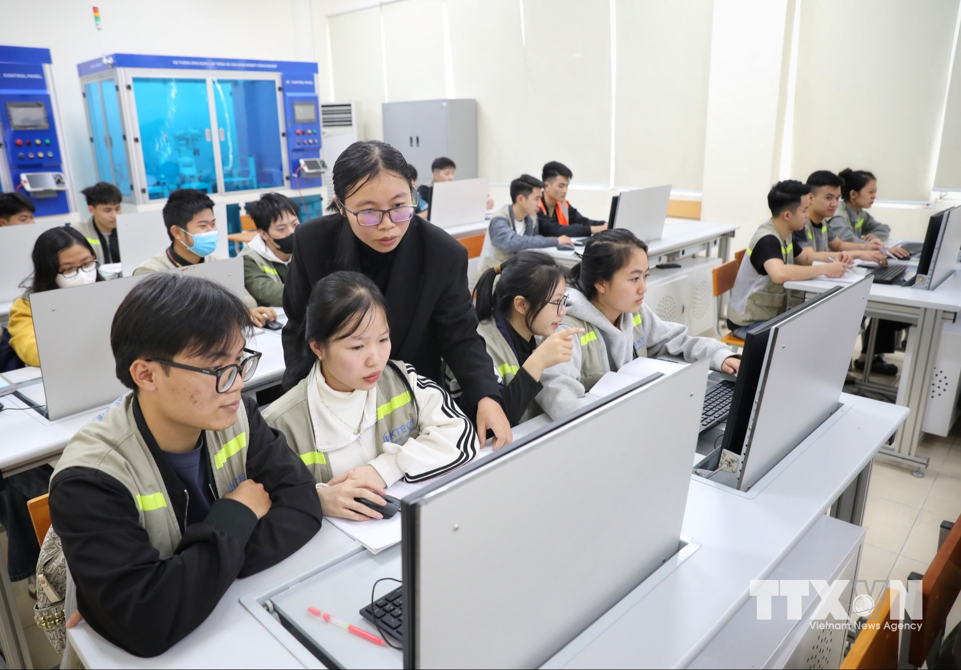 Lớp học Môn lập trình PLC tại Trường Cao đẳng Công nghệ Việt - Hàn Bắc Giang. (Ảnh: Danh Lam/TTXVN)